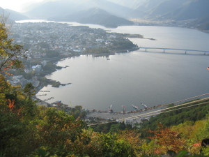 ���ォ��̉͌��΂Q